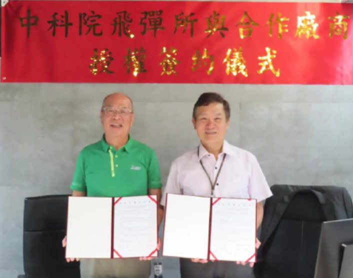 安集取得中科院軍工產品技術授權，憑藉金屬3D列印切入軍工市場。左為安集董事長黃國棟，右為中科院飛彈所所長吳典黻。（業者提供）