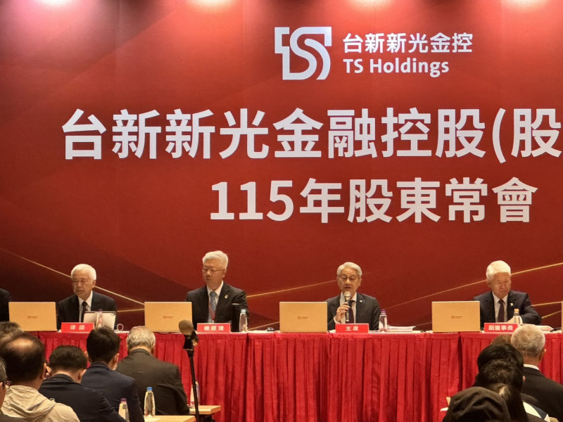 台新新光今天舉行股東會，董事長吳東亮表示，稅後淨利創新高，並且看好今年經濟成長率逾10%（記者王孟倫攝）