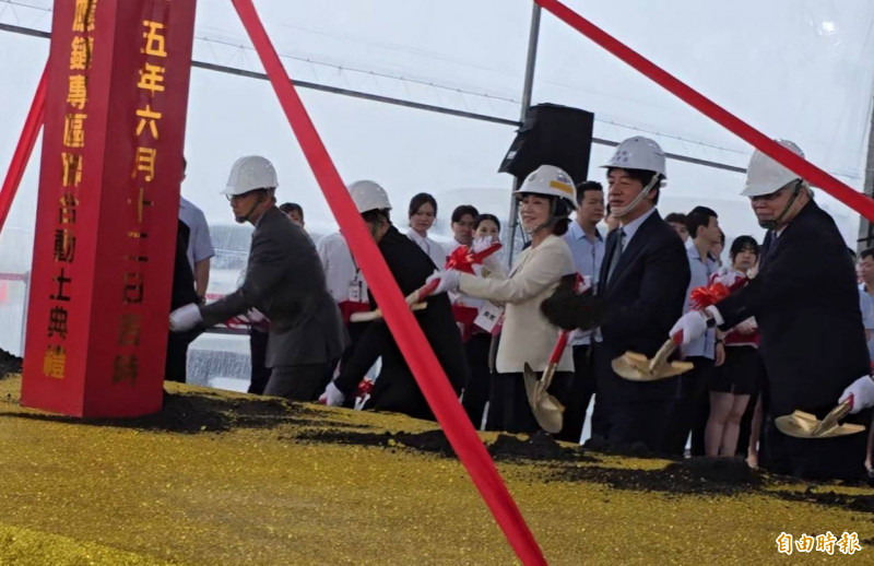 屏東台積電半導體供應鏈專區動土典禮，總統賴清德（右二）、魏哲家（右一）、屏東縣長周春米（右三）出席。（記者葉永騫攝）