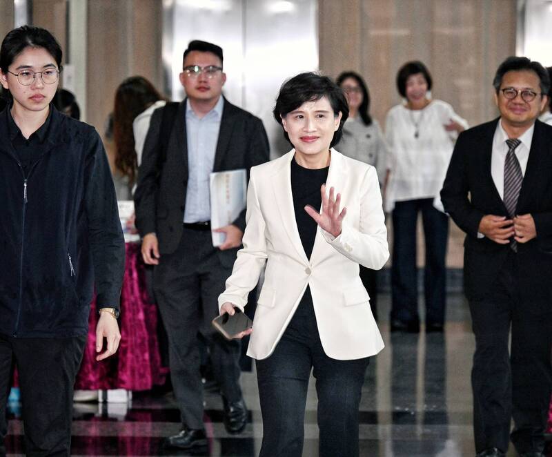 行政院副院長鄭麗君12日出席「企業投資美國融資保證機制」出資意向書聘任儀式，並合影留念。（記者方賓攝）