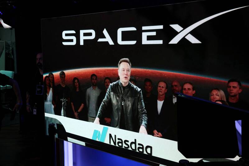美國億萬富豪馬斯克的SpaceX（太空探索公司）12日正式上市，首日交易表現亮眼，也讓馬斯克成為史上第一位身家破兆美元（約31.6兆元台幣）的富翁。（路透）