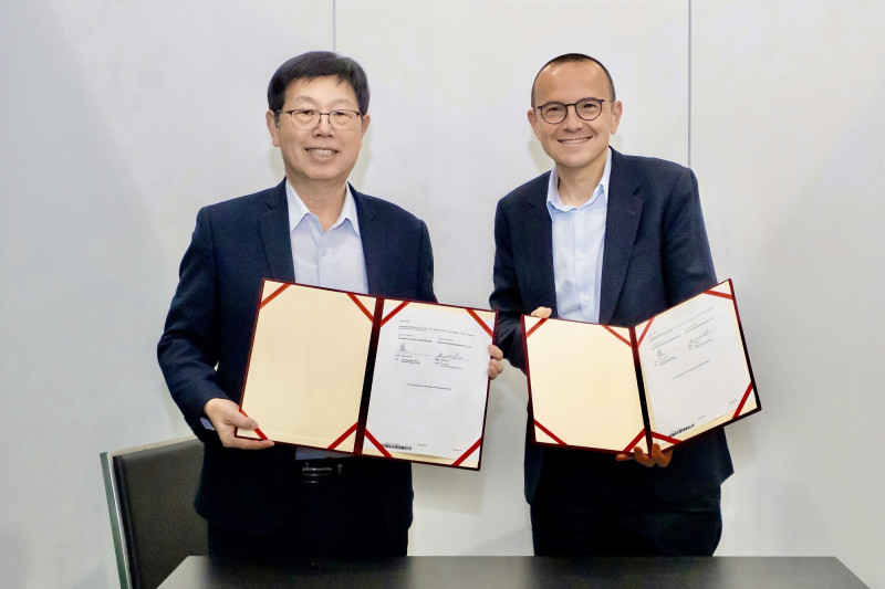 鴻海因應AI基礎設施競賽持續升溫，管理層今日表示，集團已攜手能源管理大廠施耐德電機展開策略合作。（鴻海提供）