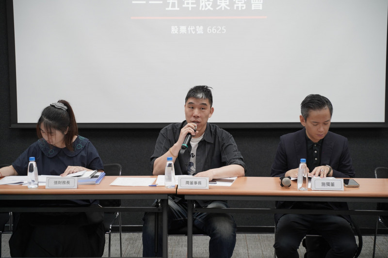 必應創造營收連三年創新高，下半年展演動能續強，圖為必應創造執行長周佑洋（中）。（業者提供）