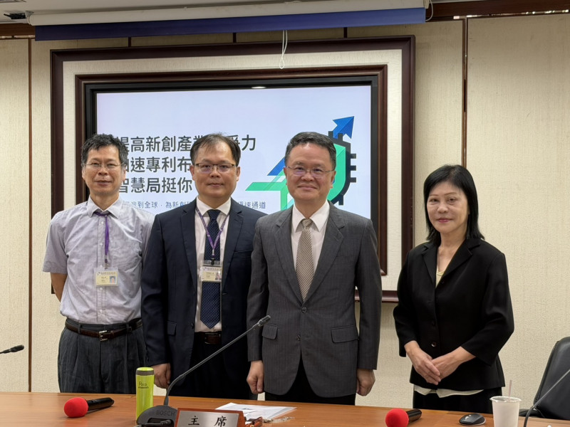 智慧局長廖承威（右2）主持智慧局記者會。（記者林菁樺攝）