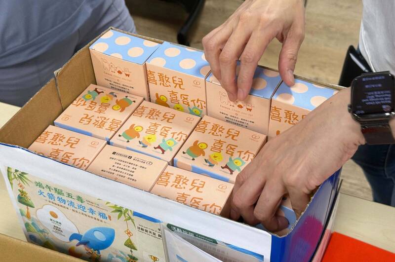 Coupang 酷澎採購喜憨兒公益愛心餅乾與物流人員一起做公益，以實質行動展現對喜憨兒勇敢自立的支持。（圖由酷澎提供）