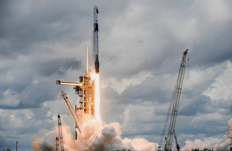 SpaceX的獵鷹9號火箭於美東時間6月17號凌晨已成功將美國低軌衛星大廠AST SpaceMobile的三顆BlueBird低軌衛星順利送入預定軌道。圖為獵鷹9號火箭。（路透檔案照）