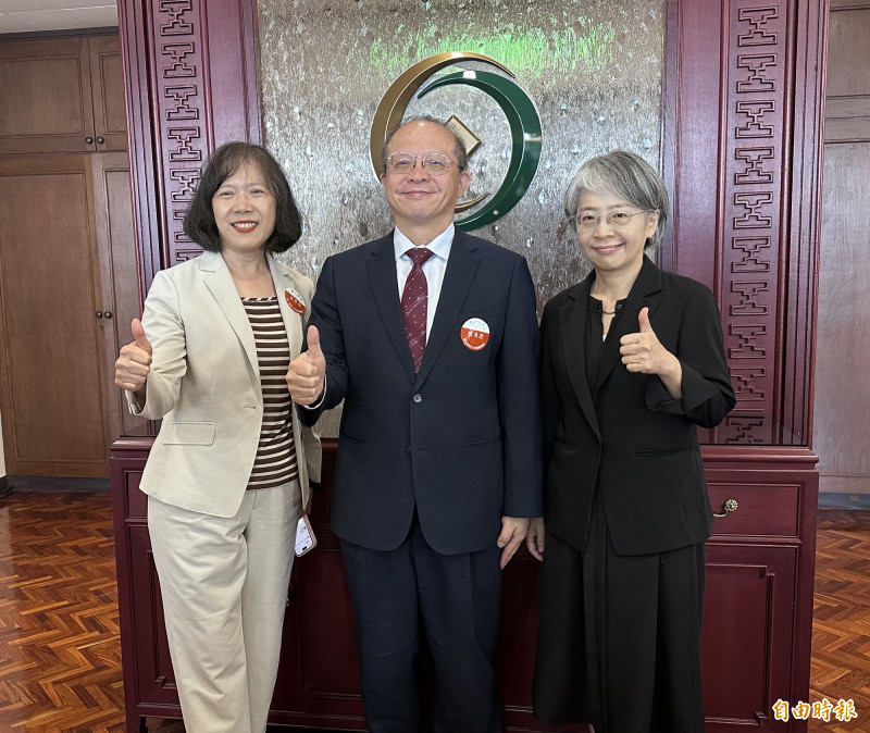 第一金前5月獲利創新高。照片由左至右分別為一銀副總蔡淑慧、一銀總經理周朝崇與第一金副總李淑玲。（記者陳梅英攝）
