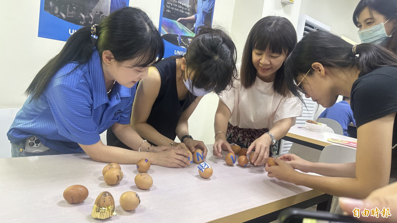 岱稜科技員工利用中午休息時間挑戰立蛋。（記者劉婉君攝）