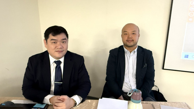 鼎基打造TPU先進複合材料平台搶攻Physical AI商機，右為鼎基總經理林庚賢、左為鼎基財會主管邱孟揚。（記者張慧雯攝）