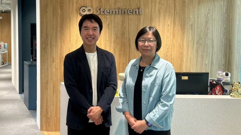 仲恩生醫合作夥伴申請日本MAH許可。圖右為仲恩生醫董事長王玲美、左為日本REPROCELL CEO Chikafumi Yokoyama。（仲恩提供）