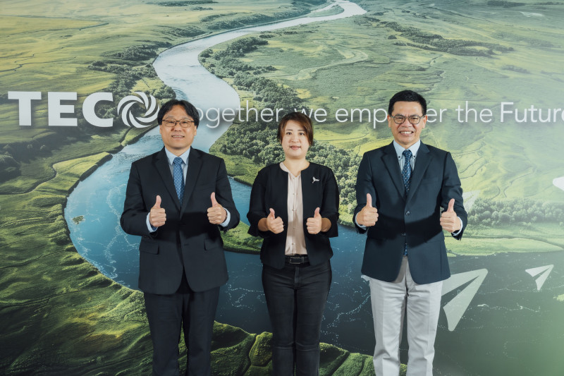 澳洲東元、盛齊綠能、東電綠能聯手投資澳洲。建置太陽能及儲能案場。圖左起為東元總經理高飛鳶，東電綠能執行長林美伶，盛齊綠能董事長陳振乾。（東元提供）