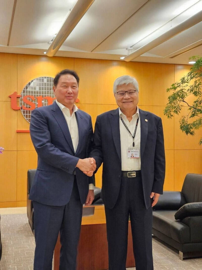 SK集團總裁崔泰源6月間與台積電董事長魏哲家會面。（擷取自SK集團網站）