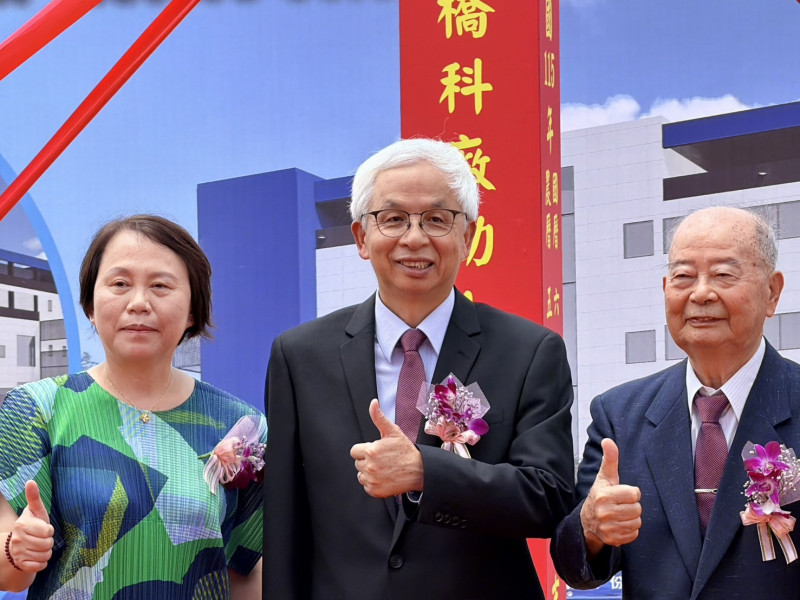 高力橋科新廠今日舉行動土典禮。正中央者為董事長吳誌雄。（記者歐宇祥攝）