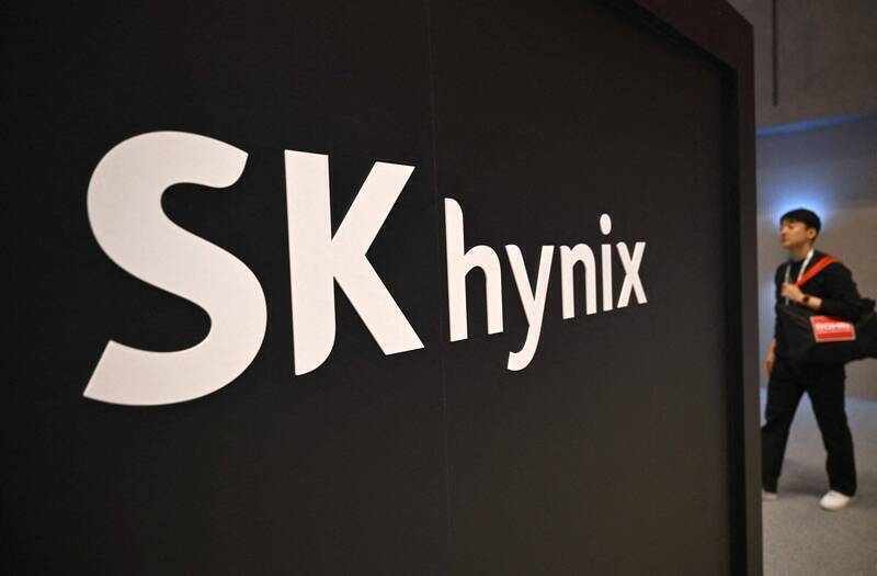 記憶體巨頭SK海力士股價暴跌逾12％。（法新社）