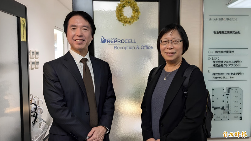 圖右為仲恩生醫董事長王玲美，左為日本REPROCELL CEO Chikafumi Yokoyama。（記者陳永吉攝）
