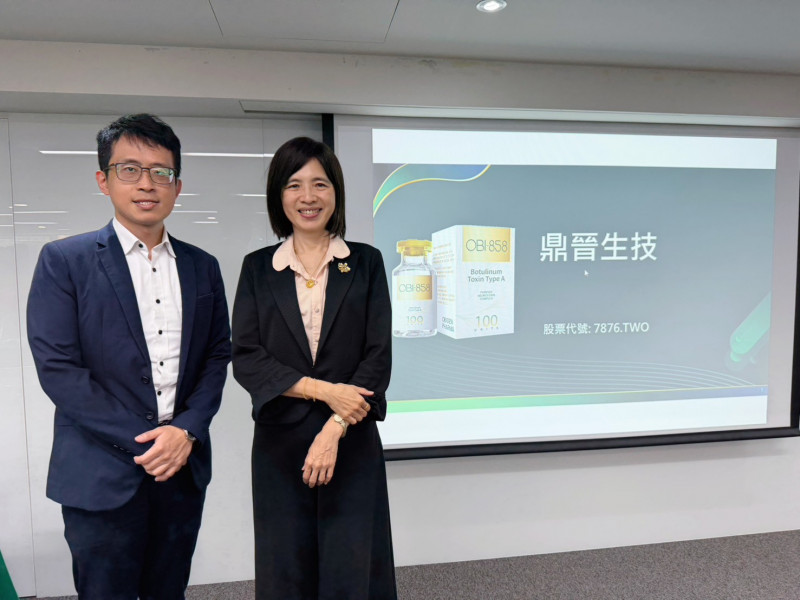 鼎晉旗下全球首創的760 kDa長效型肉毒桿菌素新藥OBI-858，預計第三季完成三期試驗、年底前解盲。圖右為執行長周珮芬、圖左為執行長特助曹子文。（鼎晉提供）