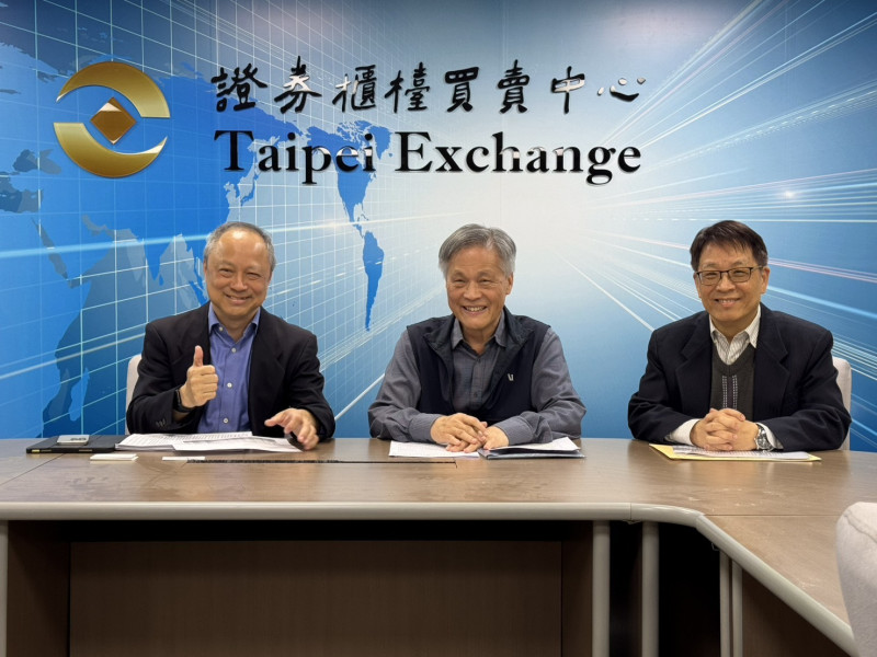健亞將成為易威100%子公司，7月22日起暫停交易。圖左一為易威董事長林翰飛、中為健亞董事長陳正。（資料照）