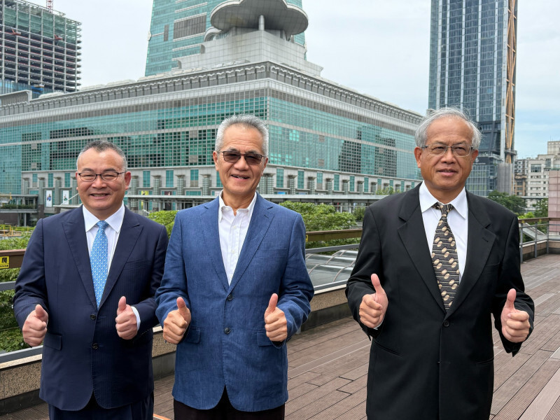 穎崴董事長王嘉煌（中）。（資料照）
