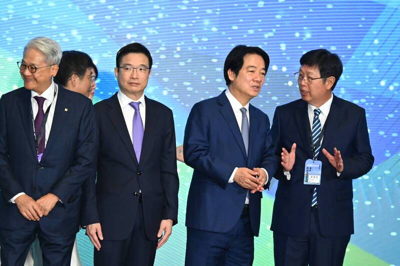 鴻海董事長劉揚偉（右一）今天表示，其中一家旗下IC設計公司正規劃登錄創新板。（記者王藝菘攝）