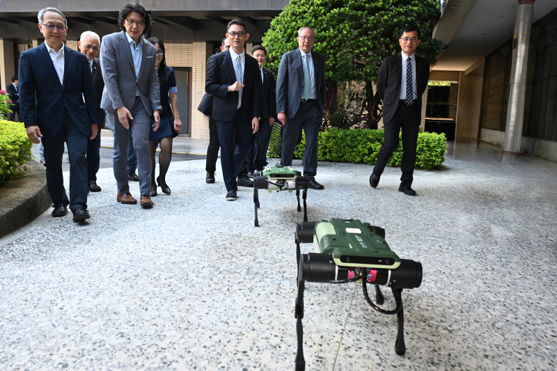 國產四足機器人可在地下涵洞場域執行設備巡檢，展現上下樓梯、狹窄空間移動及設備巡查等自主作業能力。（技術司提供）