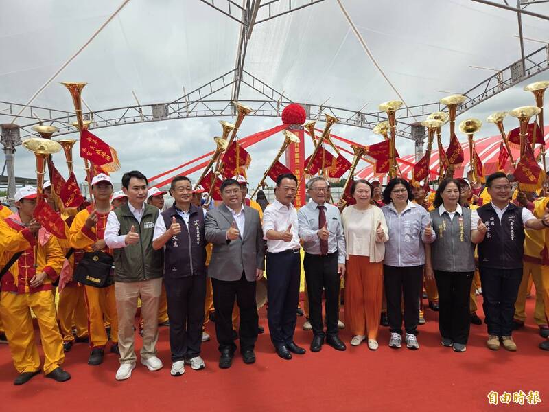 國科會主委吳誠文（右五）、嘉義縣長翁章梁（右六）等一同啟動嘉科二期基地建設。（記者王善嬿攝）
