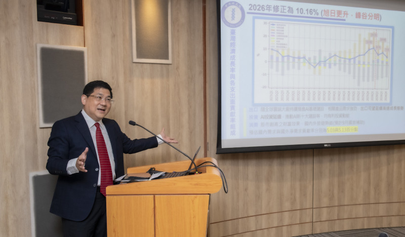 中研院總體經濟預測小組合聘研究員林常青代表發布「2026年台灣經濟預測分析報告」。（中研院提供）