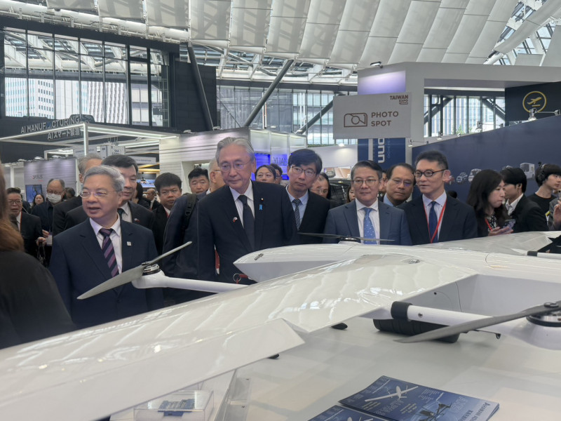左起經濟部長龔明鑫、日本台灣友好議員聯盟會長古屋圭司、產發署長邱球慧、貿易署長劉威廉、技術司司長郭肇中。（記者林菁樺攝）