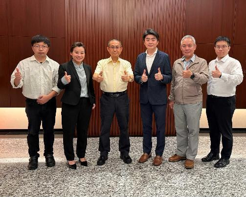 左三為安富科技董事長蔡高忠、左四總經理王金翔。（安富提供）
