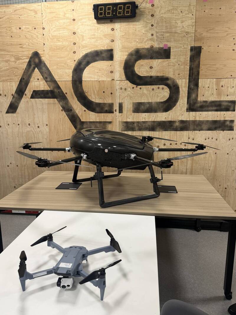 前為ACSL的蒼天無人機、後為物流大型無人機。（記者林菁樺攝）