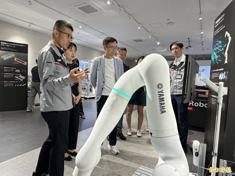外貿協會率團參訪日本山葉工業位於松濱的工廠自動化展示間。圖中為7軸機器手臂。（記者林菁樺攝）