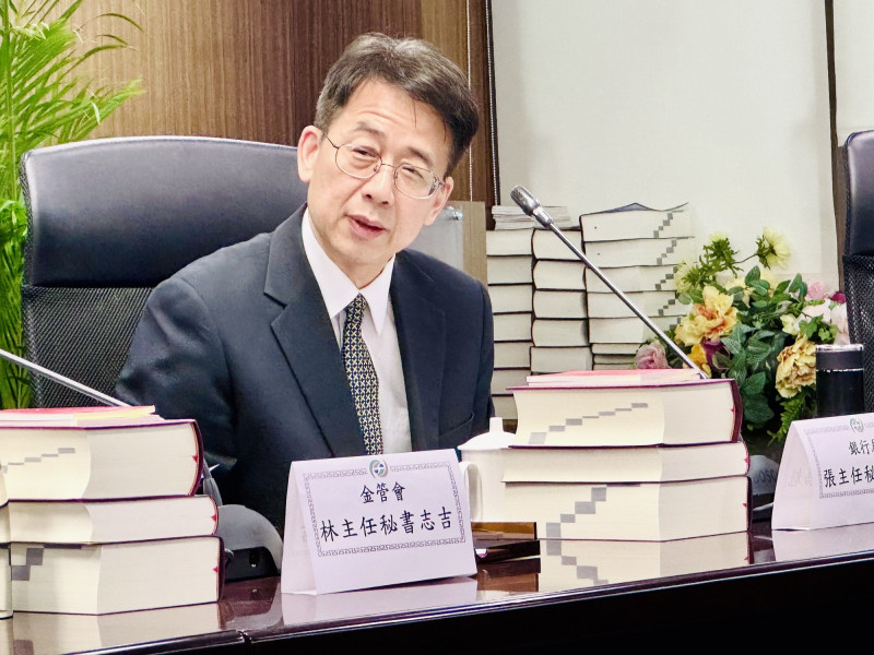 金管會開放電子支付跨境匯款，外籍移工可更便利匯回母國。圖為銀行局副局長張嘉魁（記者王孟倫攝）