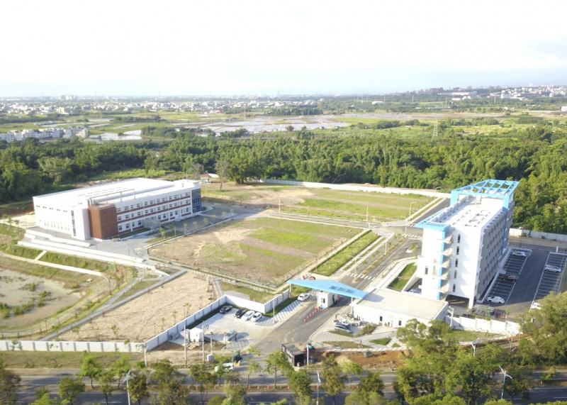 國家中山科學研究院主導興建的「民雄航太暨無人機產業園區」東側院區完工申請使用執照中， 預計9月啟用。（鈺通營造提供）
