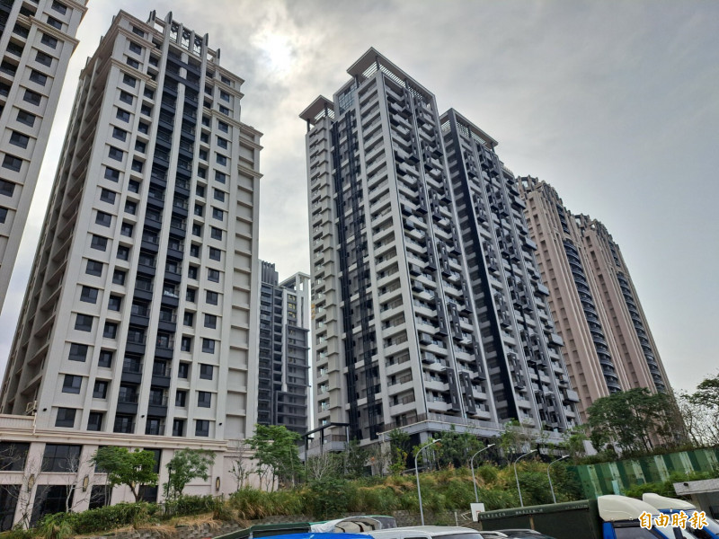 新竹市房市萎縮？市府地政處公布竹市Q1交易量，其中買賣移轉登記棟數1104棟，年減21.20%，呈量回穩價趨緩盤整局面。（記者洪美秀攝）
