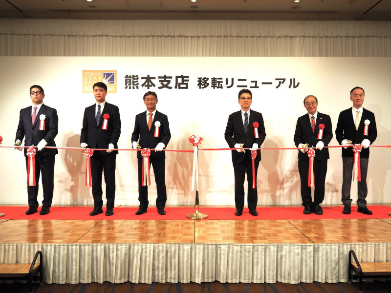 中國信託銀行今日舉辦子行東京之星熊本分行喬遷開幕典禮，東京之星董事長蕭仲謀（右一）、總經理伊東武（左三）出席剪綵。（中國信託銀行提供）