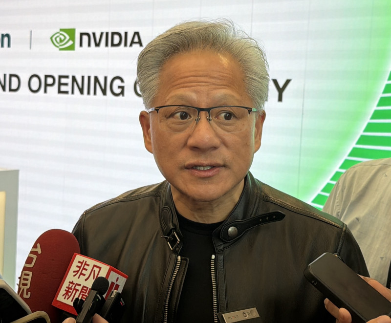 黃仁勳表示，AI模型愈聰明、愈實用，只會吸引更多人使用，進而推升算力需求。（記者方韋傑攝）