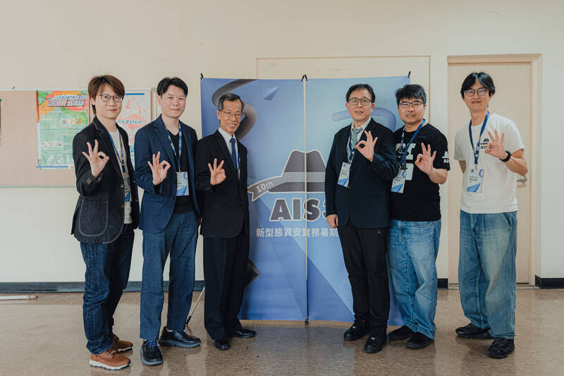 AIS3 開幕活動合影，Coupang酷澎台灣暨日本資安長陳浩維（左二起）、數位發展部資通安全署署長蔡福隆、教育部資訊及科技教育司司長葉家宏、資安人才培育計畫總計畫主持人暨國立台灣科技大學鄧惟中教授、資安人才培育計畫總計畫協同主持人暨國立台灣科技大學鄭欣明教授。（圖由Coupang酷澎提供）
