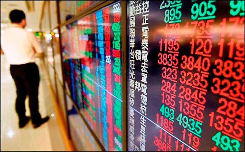 中央銀行公布6月金融情況顯示，向來被視為散戶信心風向球的證券劃撥存款期底餘額結束連2升，降至4兆4237億元，月減803億元。（資料照）