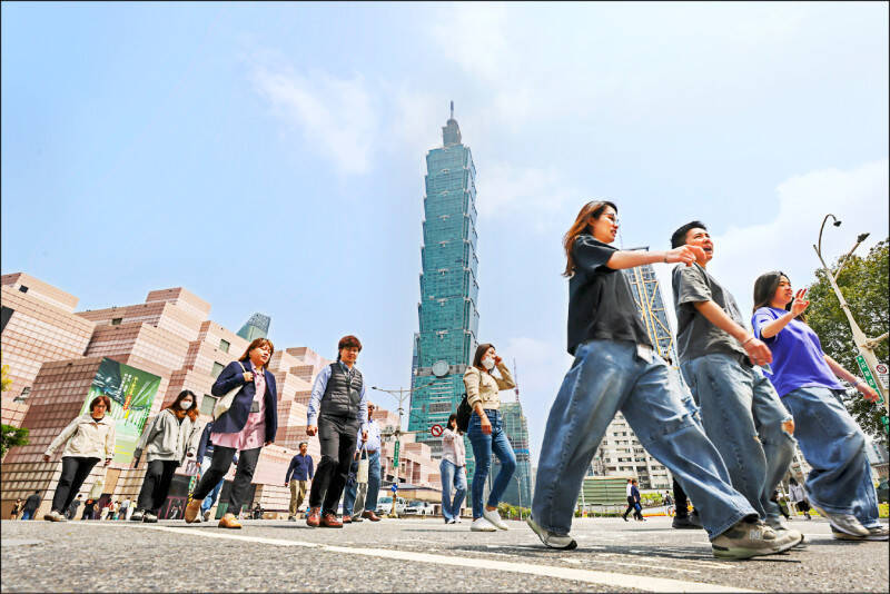 國發會公布6月景氣對策信號綜合判斷分數為41分，較上月增加2分，燈號續呈紅燈。（歐新社資料照）