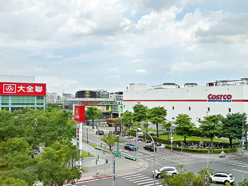 20多年前量販店高峰期，台北內湖倉儲批發專用區曾一口氣開了4家量販店，成量販店一級戰區。（記者楊雅民攝）