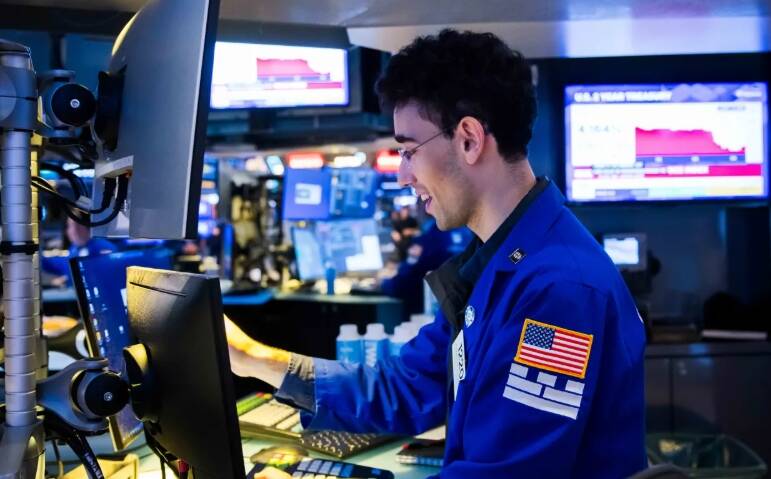 道瓊工業平均指數期貨上漲550點，漲幅1.1%。（彭博）