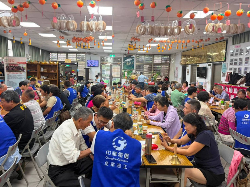 117名偏鄉、年紀超過70歲的長輩們，在中華電信馨心學堂帶領下，學用智慧手機，也學習用AI創作懷舊畫。（取自竹縣府官網）
