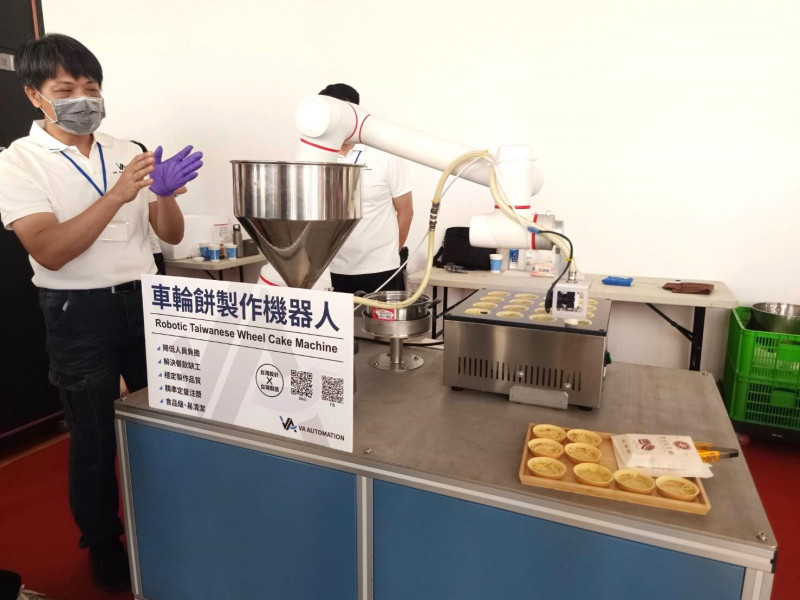 車輪餅製作機器人現場實作。（記者葛祐豪攝）