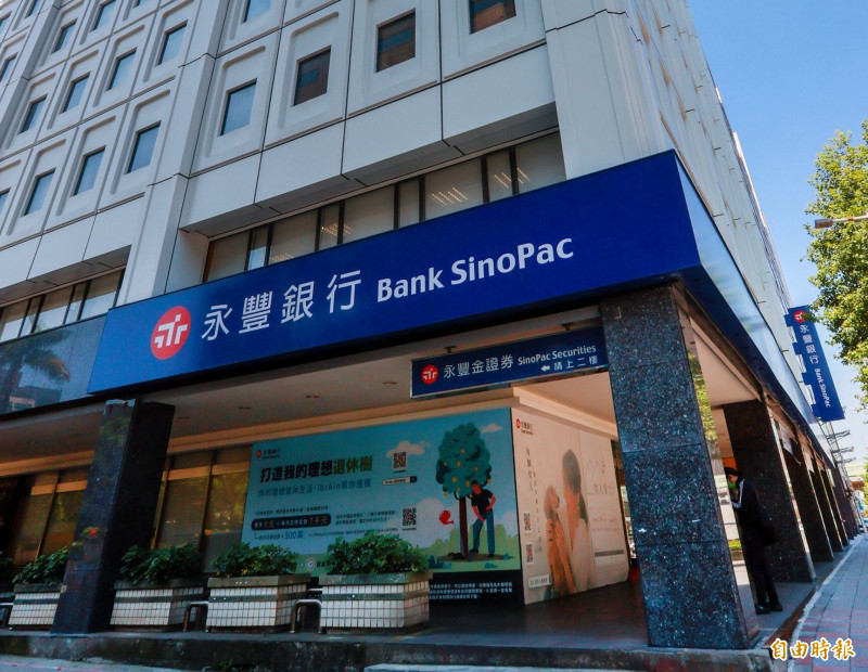 永豐銀行首度進駐台灣中部宮廟，於北港朝天宮設置BDM（企業入金機）及ATM（自動櫃員機），協助廟方管理龐大金流，同時便利信眾添油香錢。（記者王孟倫攝）