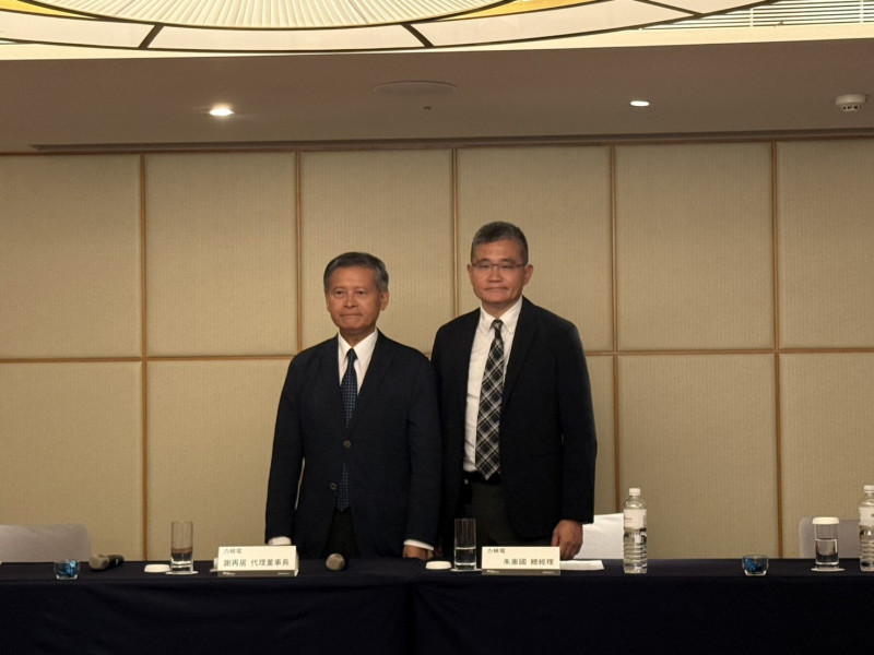 左起為力積電董事長謝再居、總經理朱憲國（資料照）