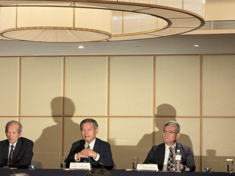 力積電代理董事長謝再居（中）、總經理朱憲國（右）昨日出面談未來營運佈局。（資料照）