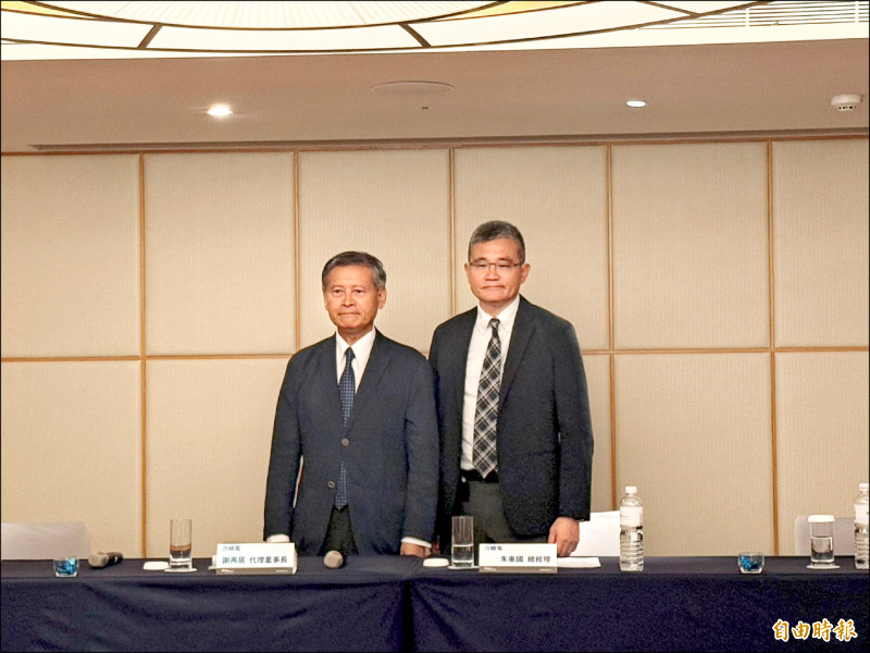 力積電首度說明黃崇仁驟逝後營運方向，左為代理董事長謝再居、右為總經理朱憲國。（記者林薏茹攝）