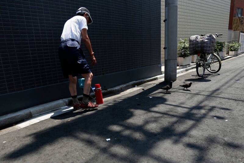 專家指出，退休族真正需要思考的不是「能不能活很久」，而是「健康且能自由使用資金的時間還有多久」。（彭博）