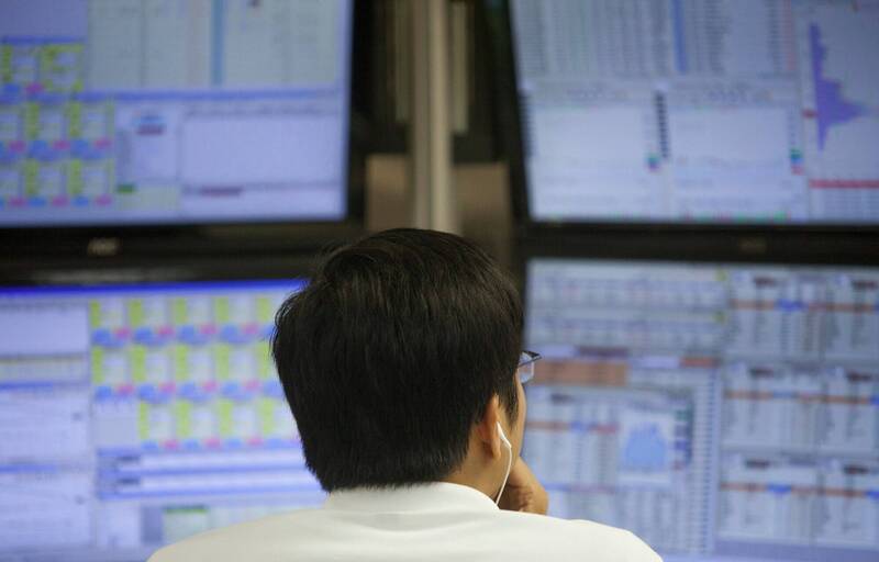 股市下跌時，投資人最常聽到的一句話就是「逢低買進」。示意圖。（歐新社）