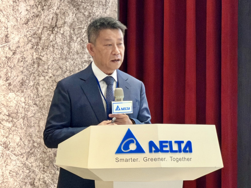 台達電董事長暨執行長鄭平今天表示，隨著再生能源占比快速提升，電氣化已是能源轉型的必經之路。（記者方韋傑攝）
