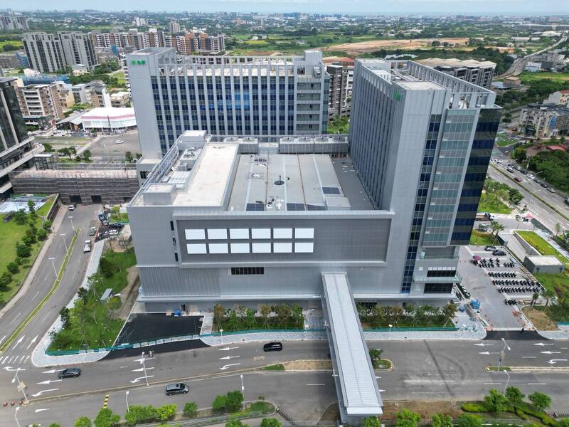 青埔置地廣場超出航高限制，桃市府要求儘速拆除。（桃園市政府提供）